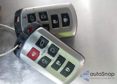 2016 Toyota Sienna Xle 8 Passenger z USA, uszkodzony, nr VIN 5TDYK3DC3GS699067